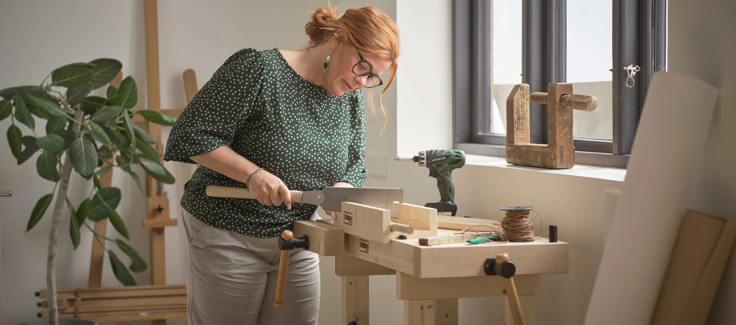 Kvinna som arbetar med snickarbänk i hemmet