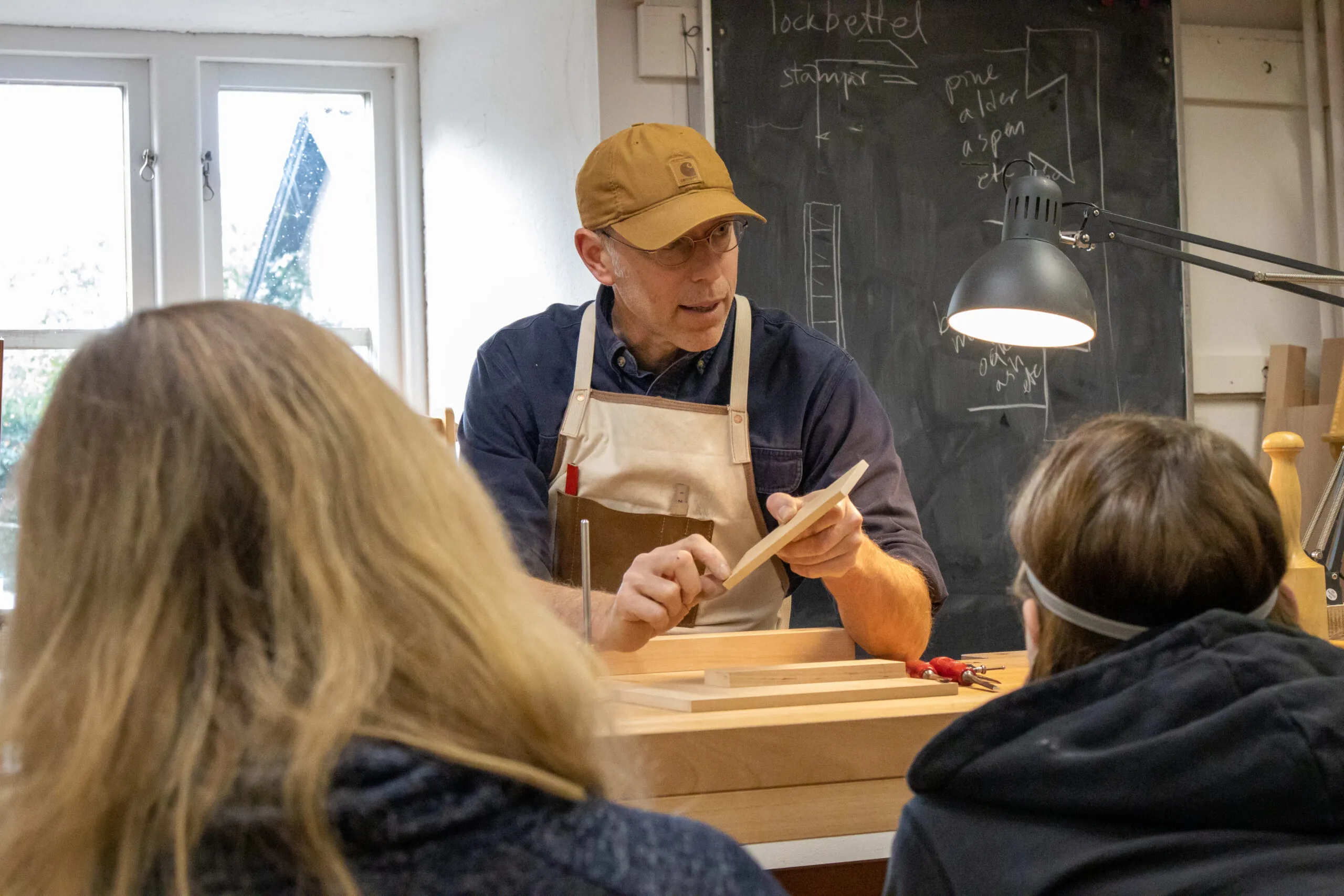 Träslöjdlärare demonstrerar för elever