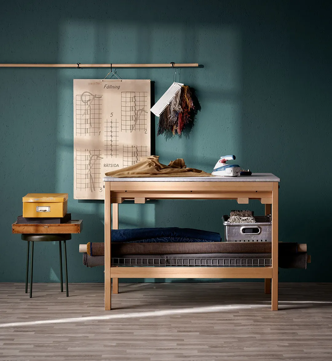 En arbetsbänk från sjöbergs med strykjärn ocg tyg ovanpå