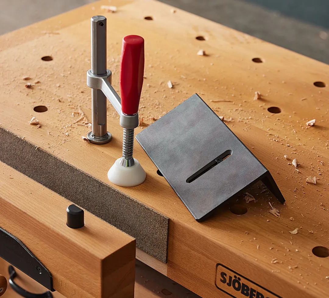 Tillbehörssats från sjöbergs ligger på en arbetsbänk