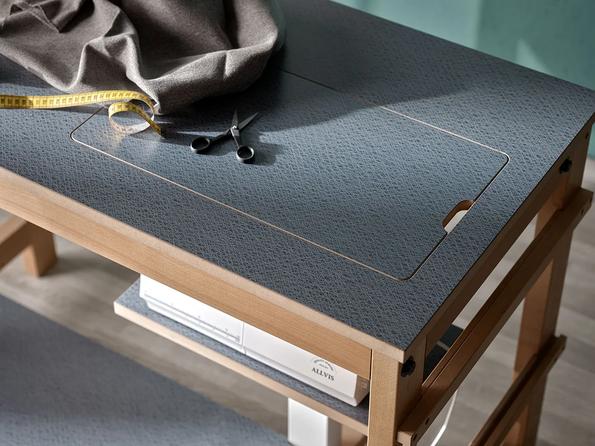 En arbetsbänk från sjöbergs med en sax och ett måttband ovanpå