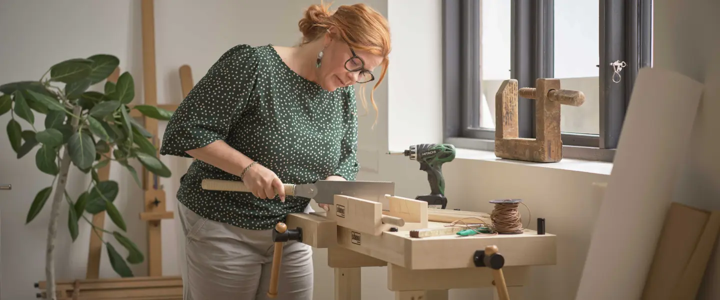 Kvinna med glasögon och grön tröja 